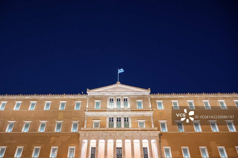 夜间低角度视图的希腊议会大厦图片素材