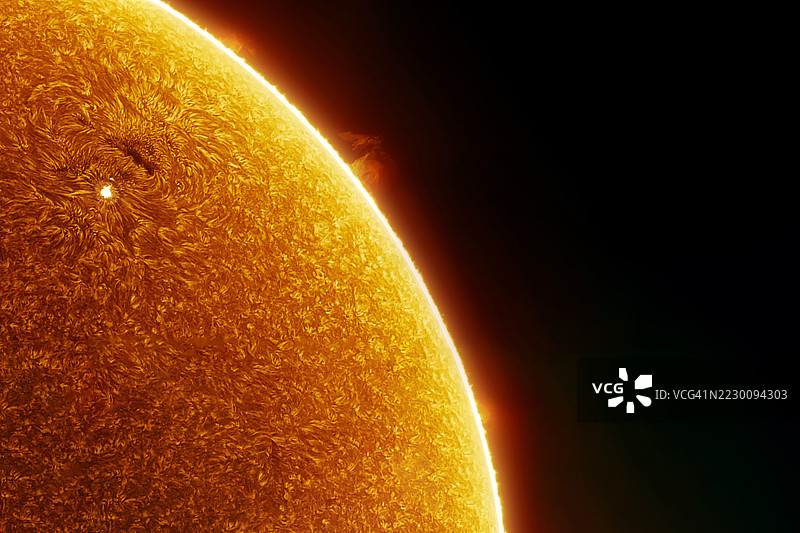 太阳表面有颗粒和耀眼的日珥图片素材