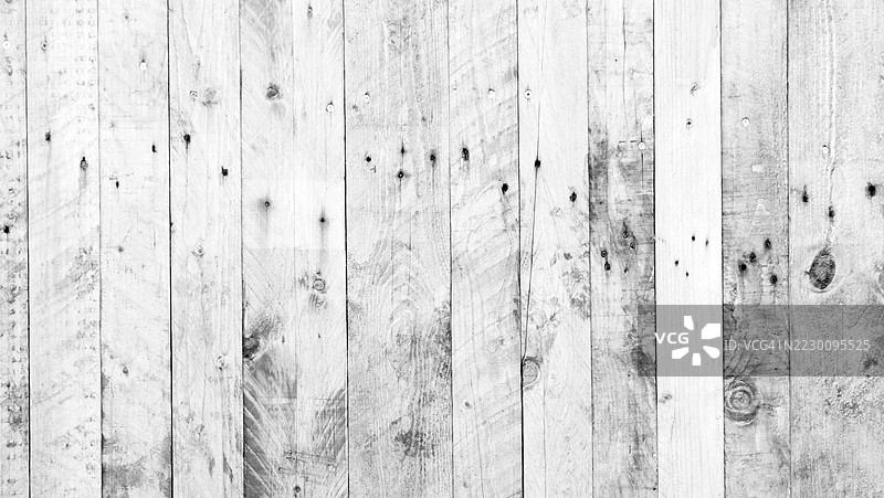 白色和灰色木板制成的墙壁特写，木板钉合且饱经风霜，纹理粗糙。阳光。黑白。法国上萨瓦省埃维昂莱班。图片素材