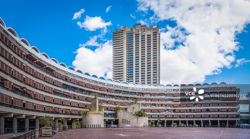 伦敦巴比肯城市公寓楼俯瞰广场全景图片素材