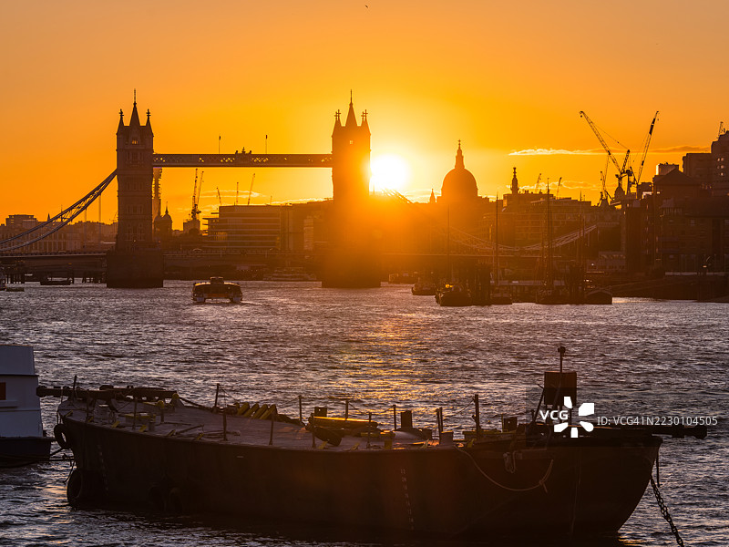 伦敦金色日落映照在塔桥、圣保罗大教堂和泰晤士河上图片素材