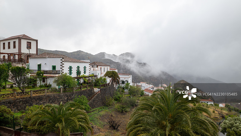 乌云笼罩着特赫达的山谷和白色房屋，位于大加那利岛，加那利群岛图片素材