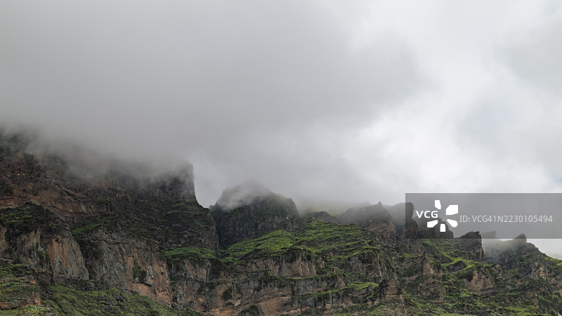 雾气笼罩着特赫达火山口的山峰，加纳利群岛图片素材