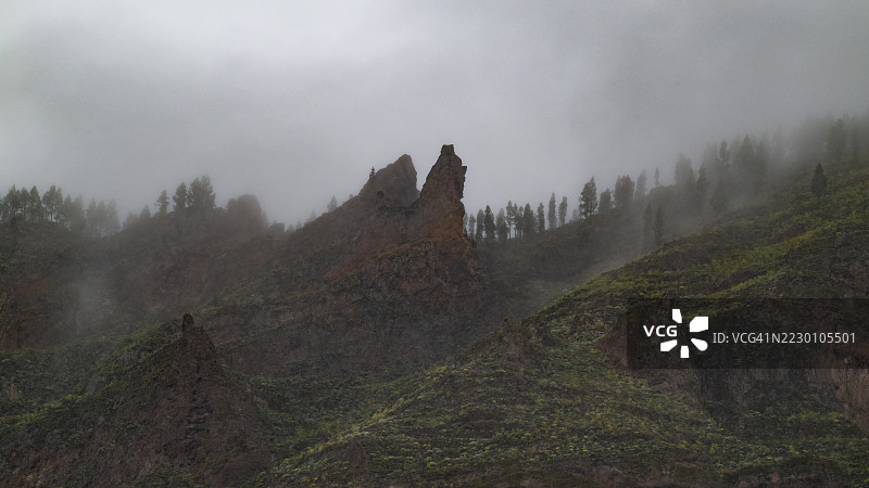 大加那利岛特赫达火山口悬崖周围的雾气图片素材