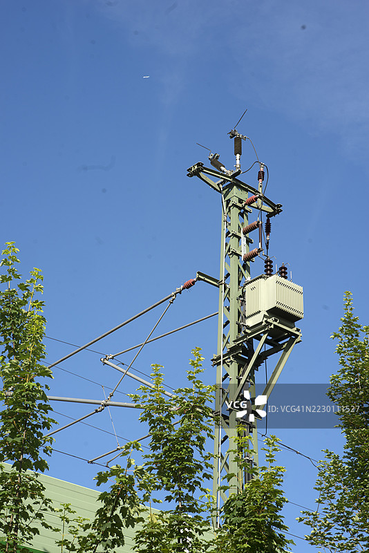 铁路旁的电力塔与变压器图片素材
