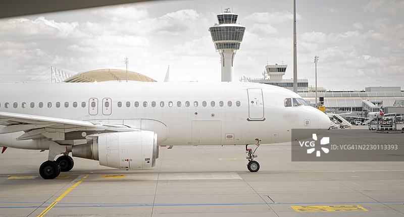 慕尼黑机场跑道上的客机图片素材