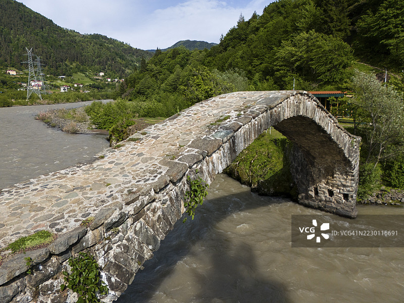 老石桥横跨河流,嵌入林木景观,鸟瞰图,丹达洛石拱桥,阿贾里斯特卡利河,阿贾拉自治共和国,阿贾拉,阿贾拉,小高加索,格鲁吉亚图片素材