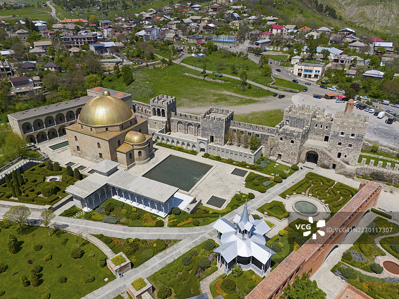 从空中俯瞰拉巴蒂城堡、阿哈尔齐赫、阿哈尔齐赫、萨姆茨赫-贾瓦赫蒂地区、格鲁吉亚,城堡内的圆顶和花园被历史建筑和绿色区域环绕图片素材