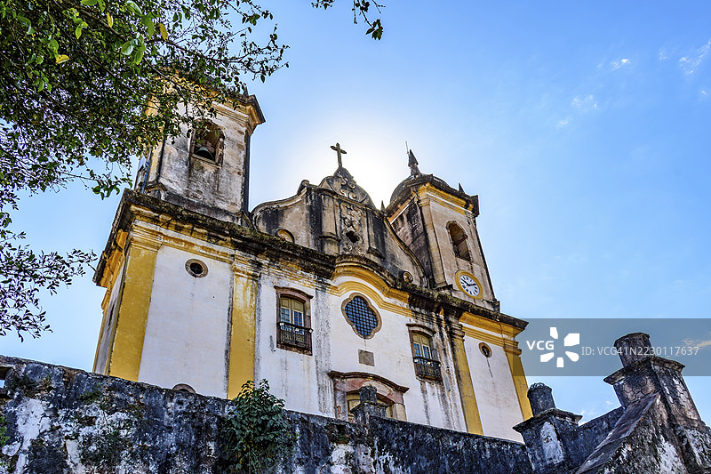 米纳斯吉拉斯州奥鲁普雷图历史城市中的一座古老巴洛克教堂的外立面图片素材