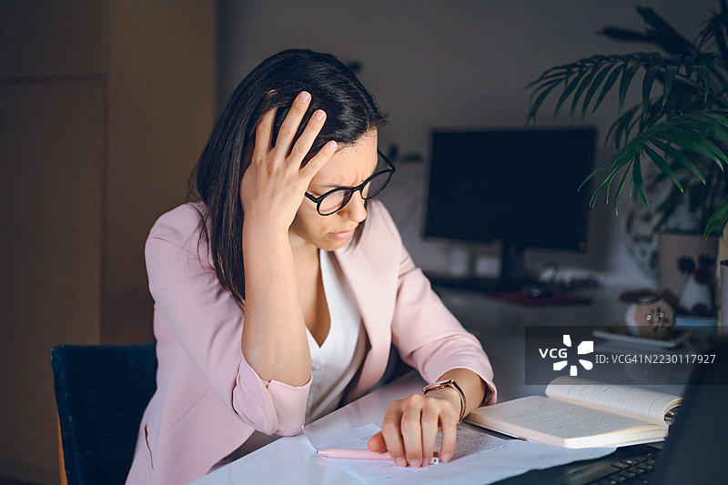 夜间工作的女商人图片素材