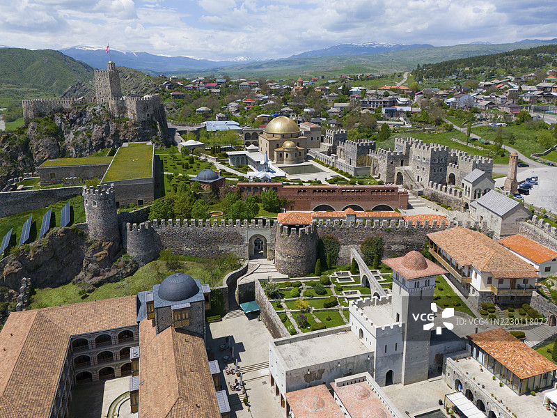 佐治亚州萨姆茨赫-贾瓦赫季地区阿哈尔齐赫市拉巴蒂城堡建筑群的全景，红屋顶和绿花园，鸟瞰图图片素材