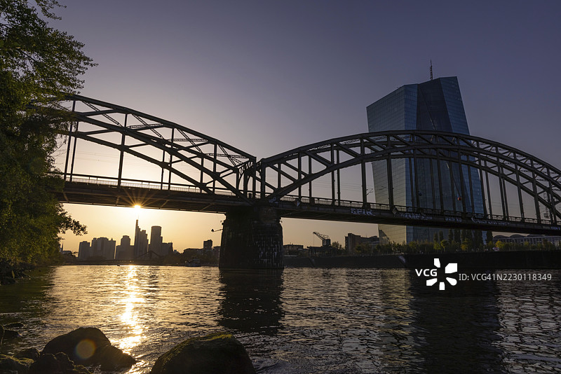 夕阳高悬于法兰克福的金融天际线之上，照亮了德国黑森州法兰克福市欧洲中央银行（ECB）的玻璃幕墙。图片素材