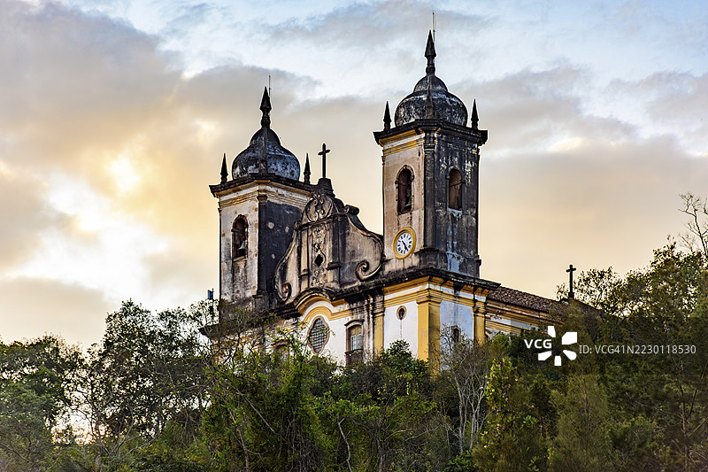 奥鲁普雷图市山丘上植被掩映的巴洛克教堂图片素材