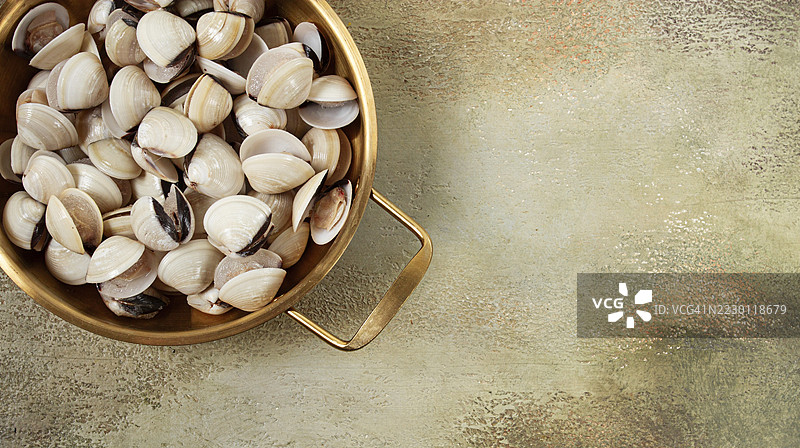 新鲜冷冻的蛤蜊，放在平底锅中，俯视图，无人。图片素材