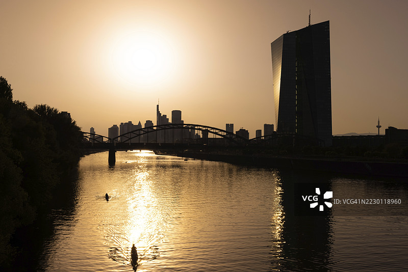 德国黑森州法兰克福，金融区上空阳光灿烂，欧洲中央银行（ECB）和法兰克福银行金融区天际线图片素材