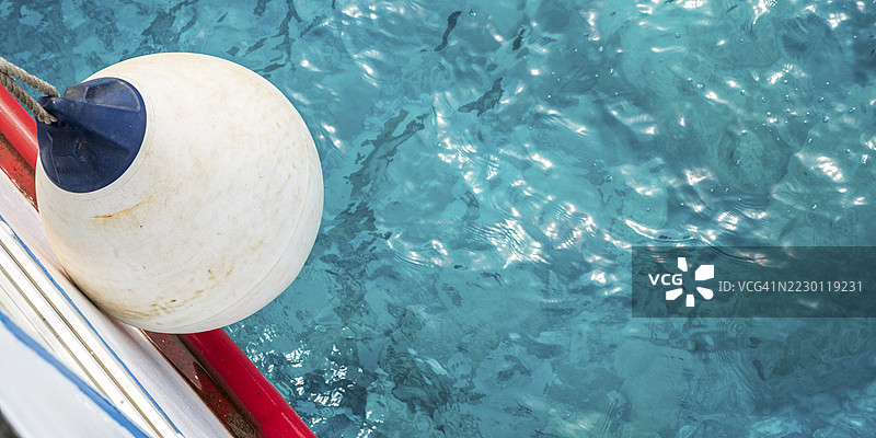 斯基亚索斯岛的船与明亮的蓝色海洋图片素材