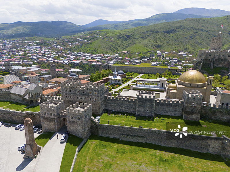 格鲁吉亚萨姆茨赫-贾瓦赫季地区阿哈尔齐赫市拉巴蒂城堡的全景航拍图，城堡有圆顶和城墙，坐落在山景之上，俯瞰城镇。图片素材