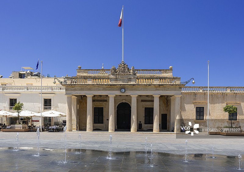 马耳他瓦莱塔圣乔治广场的主警卫建筑。图片素材