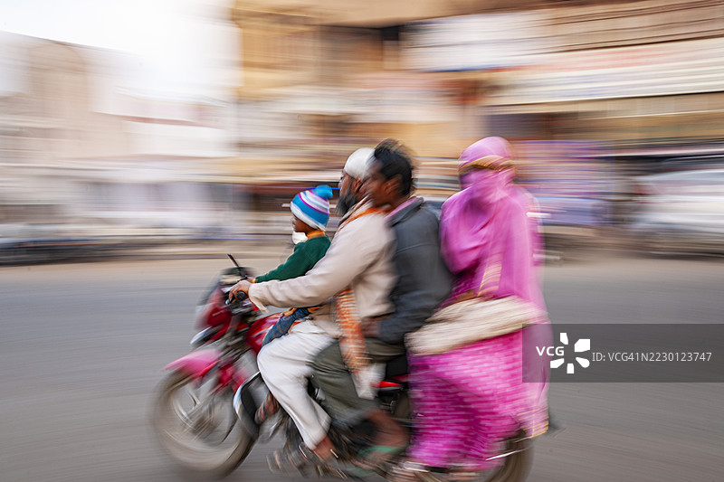 印度，博帕尔市的摩托车图片素材