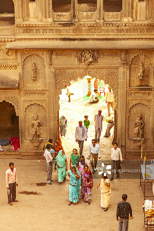 印度，马赫什瓦尔河岸的人们图片素材