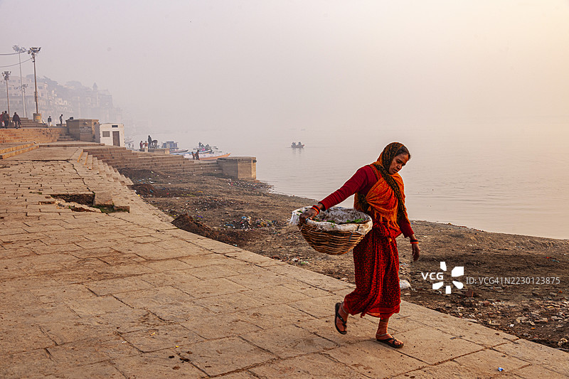 印度，瓦拉纳西，黎明时分的恒河图片素材