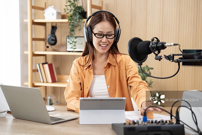 年轻女性用纸张录制播客图片素材