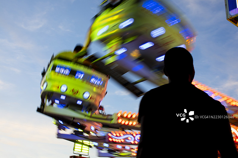 游乐场的游乐设施在移动中图片素材