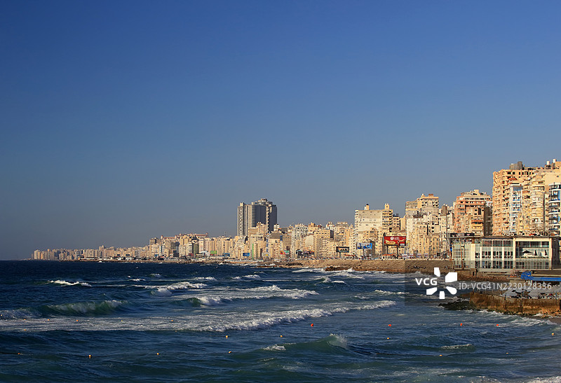 埃及亚历山大港的天际线、埃尔科尔尼什和海岸线图片素材