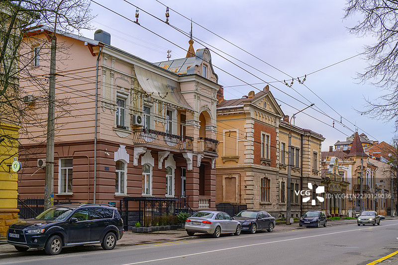 停放的车辆沿着鹅卵石街道，突显出伊万诺-弗兰基夫斯克的华丽历史建筑，色彩斑斓的外立面构成了城市风景。图片素材