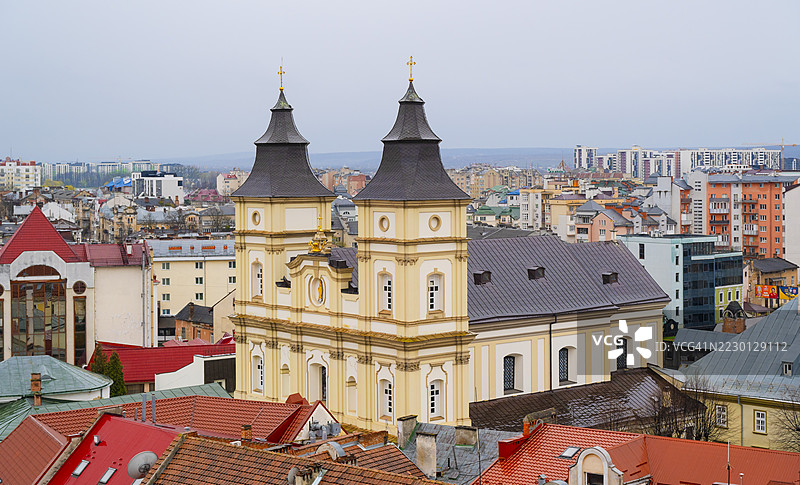 伊万诺-弗兰科夫斯克城市景观中耸立的复活大教堂，代表着地区建筑遗产，具有华丽的设计和显著的文化意义。图片素材
