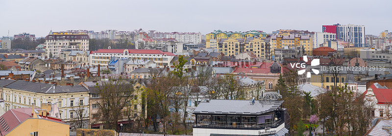 城市风景展现伊万诺-弗兰基夫斯克的天际线，融合多彩的建筑结构、郁郁葱葱的绿地和阴云密布的天空，捕捉到乌克兰地区城市的特色。图片素材