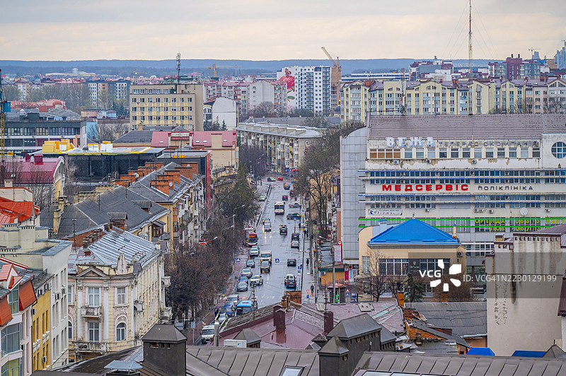鸟瞰视角展现伊万诺-弗兰基夫斯克的历史市中心，融合了建筑多样性、繁忙的街道和阴云密布的城市天际线。图片素材