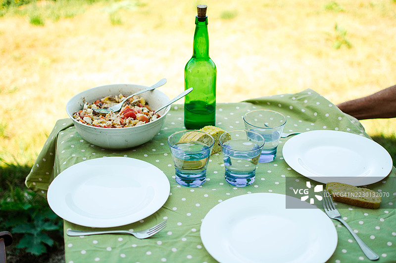 家庭在花园里准备享用夏季午餐图片素材
