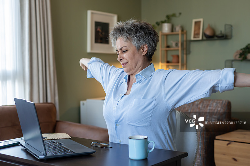 女性在工作中遭受颈部、腰部和背部疼痛。图片素材