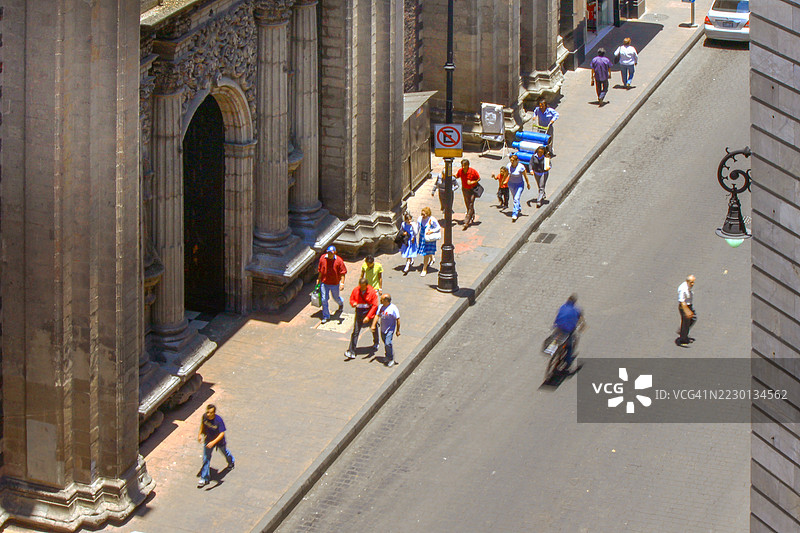 俯瞰墨西哥城市中心殖民地街道上的行人图片素材