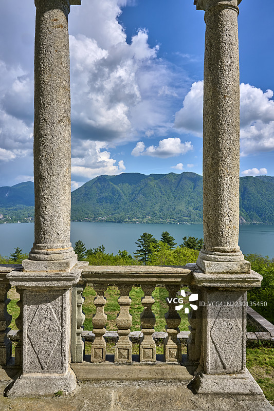 意大利马焦雷湖上的圣三一圣山图片素材