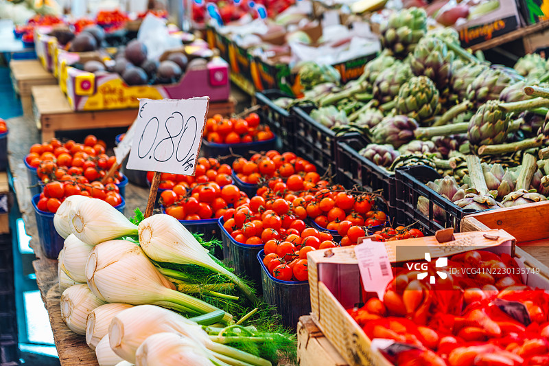 奥尔蒂吉亚街市上色彩斑斓的新鲜蔬菜展示图片素材