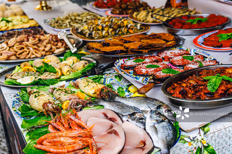 巴勒莫市场上展示的各种地中海海鲜和菜肴图片素材