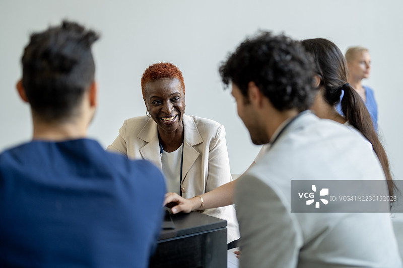 现代办公室中多元化专业人士合作的商务团队会议图片素材