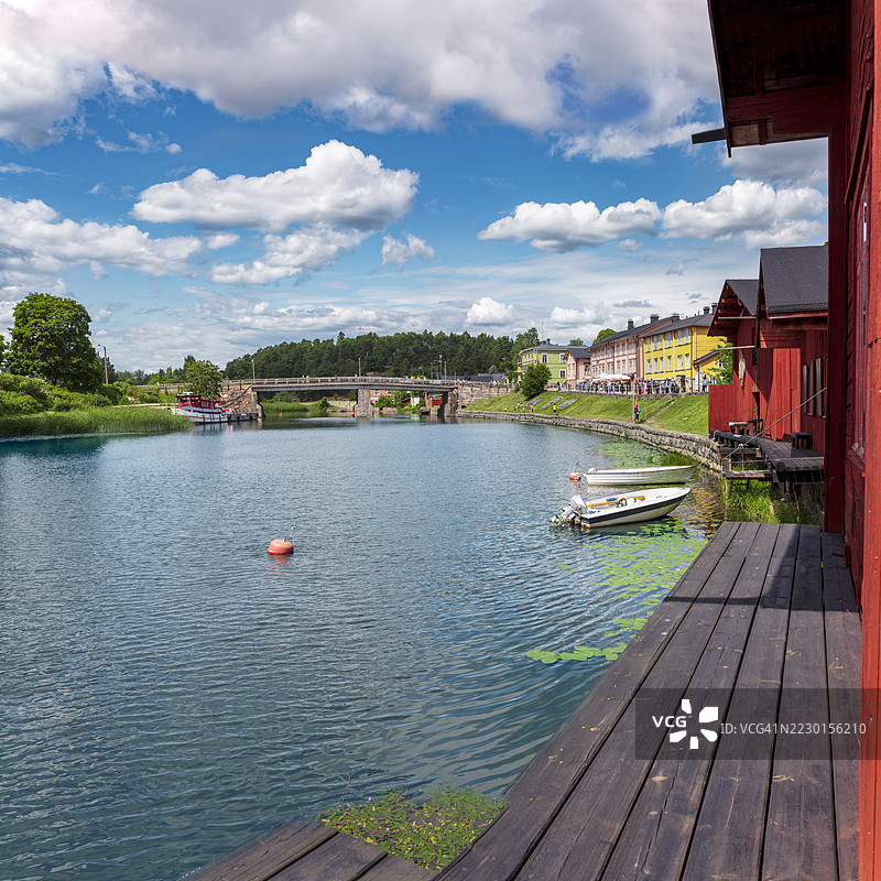 芬兰波尔沃老城区的波尔沃约基河水域中的红色木船屋图片素材