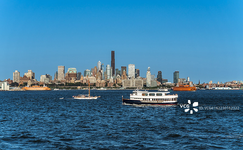纽约和布鲁克林天际线的划船活动图片素材