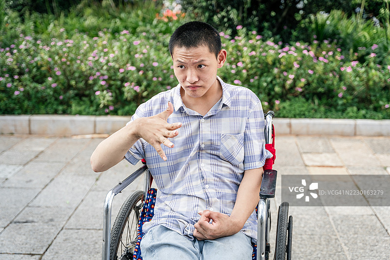 亚洲脑瘫患者使用手语进行交流图片素材