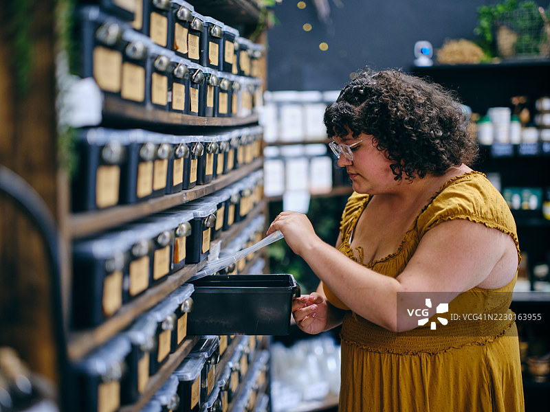 女性在药店购物图片素材