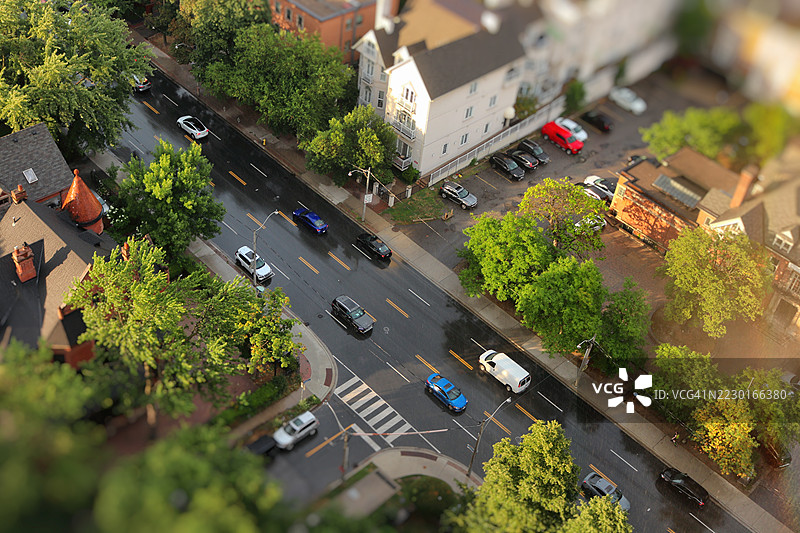 迷你小镇的可爱交通与彩虹日落。倾斜移位摄影图片素材