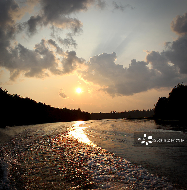 宁静水道上的宁静日落，公园瀑布，美国图片素材