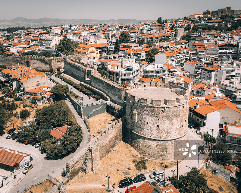 希腊塞萨洛尼基历史悠久的城墙和塔楼的鸟瞰图图片素材