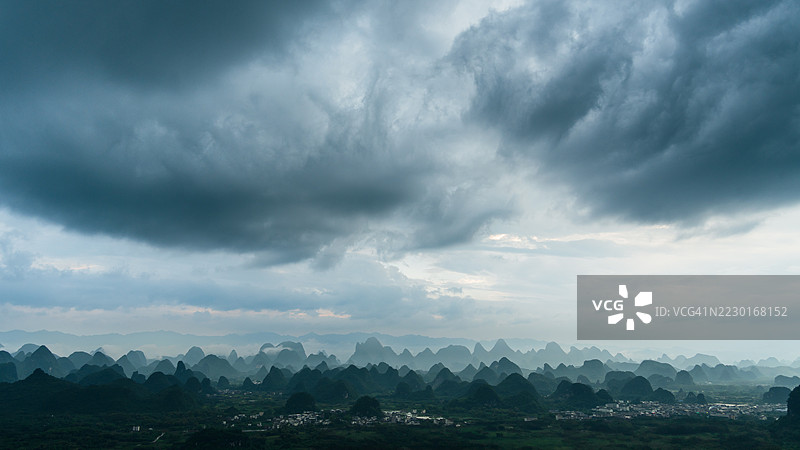 雾蒙蒙的山景上空的戏剧性天空，桂林，中国图片素材