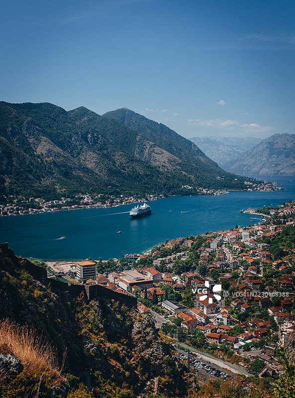 黑山科托尔湾的美丽景色，背景是山脉和游轮图片素材