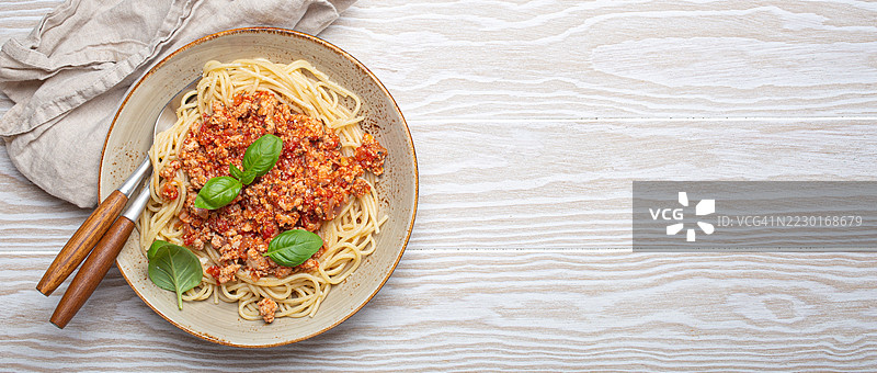 意大利肉酱面配罗勒放在乡村风格的木桌上图片素材