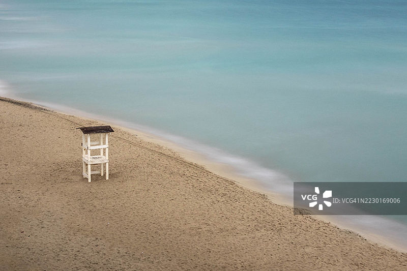 宁静海滩上的孤独救生椅图片素材